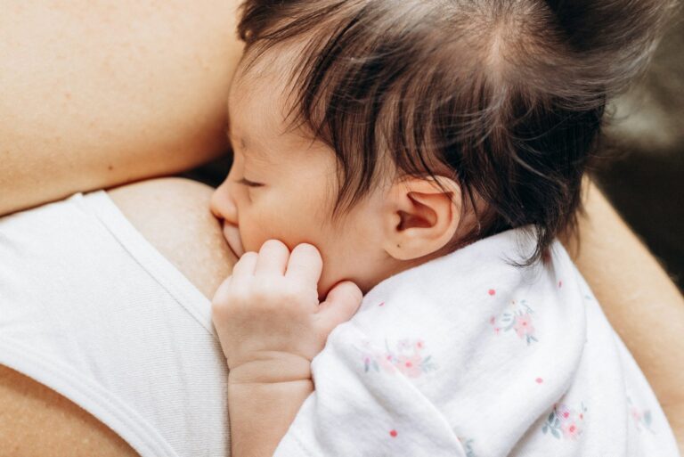 Hoe vind je een fijn voedingsschema voor je baby?